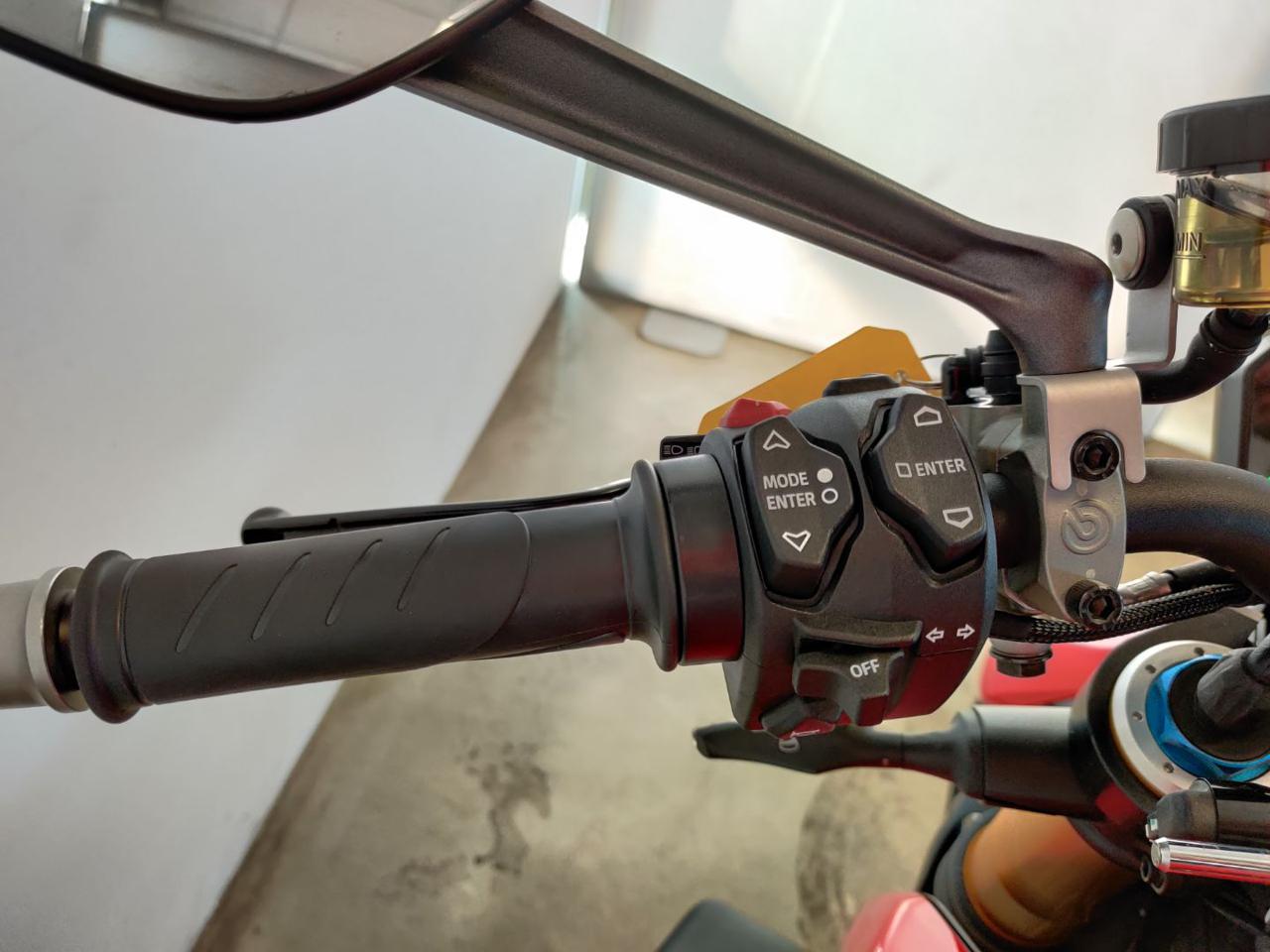 DUCATI Streetfighter V4 S RED - 11