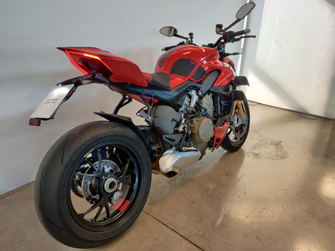 DUCATI Streetfighter V4 S RED - 7