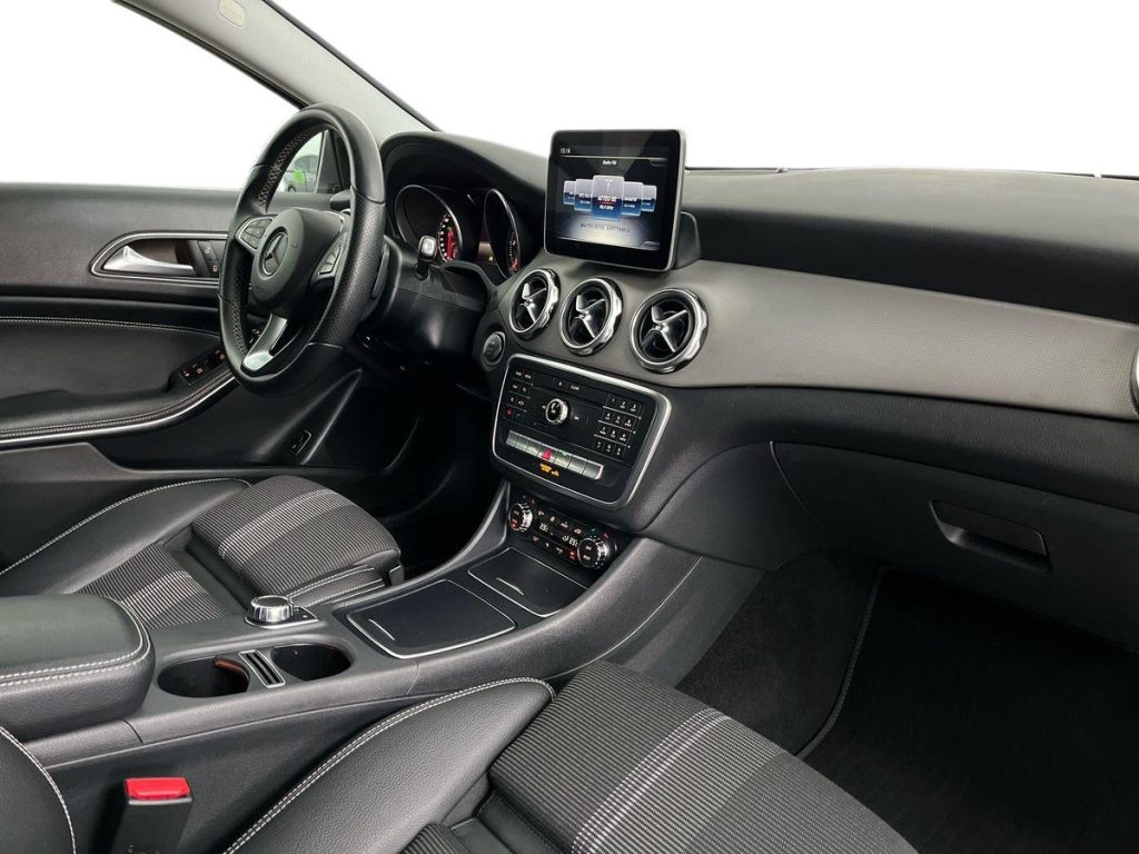 MERCEDES-BENZ GLA 200 d Automatic Sport - 16