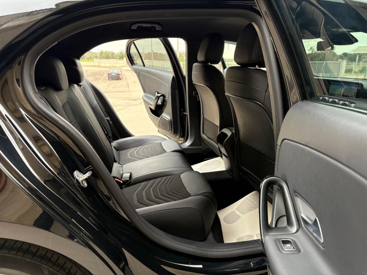 MERCEDES-BENZ A 200 d Automatic Business Extra MONITOR 10,25 - 11