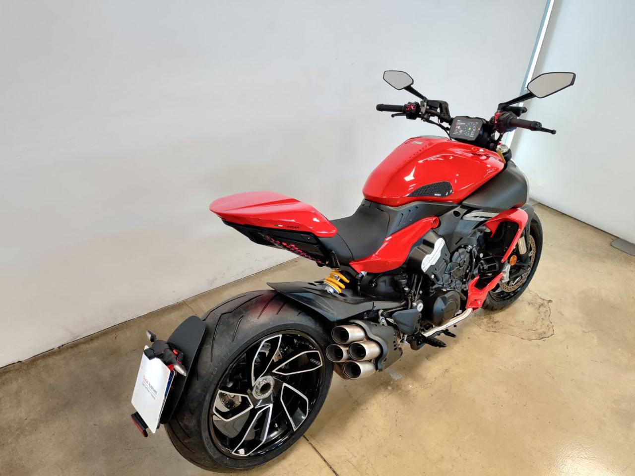 DUCATI Diavel V4 RED - 8