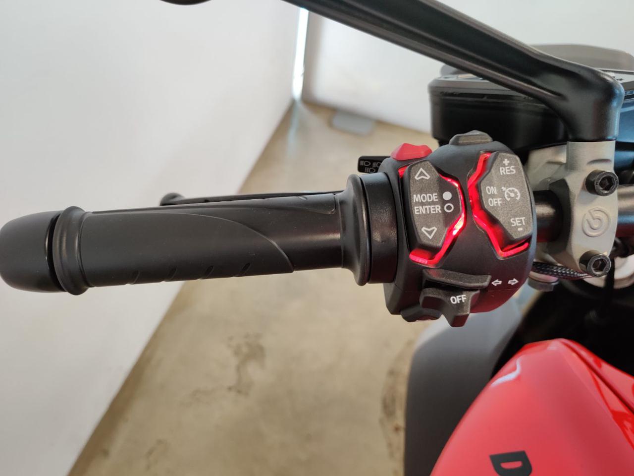 DUCATI Diavel V4 RED - 12