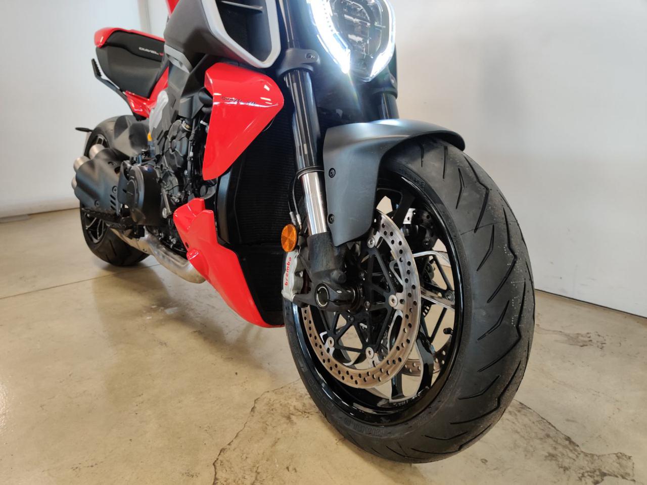 DUCATI Diavel V4 RED - 4