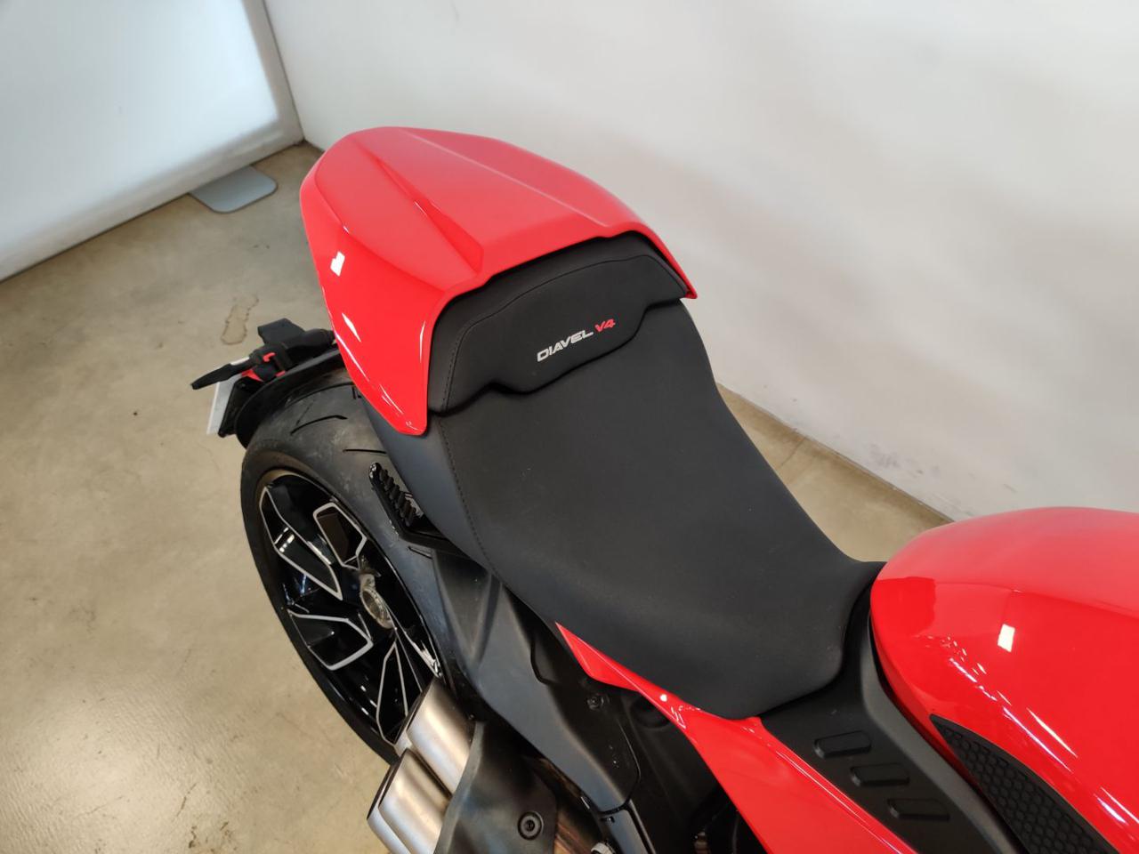 DUCATI Diavel V4 RED - 9