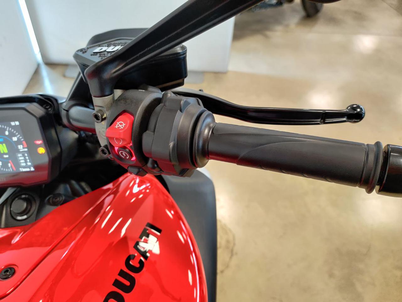 DUCATI Diavel V4 RED - 11