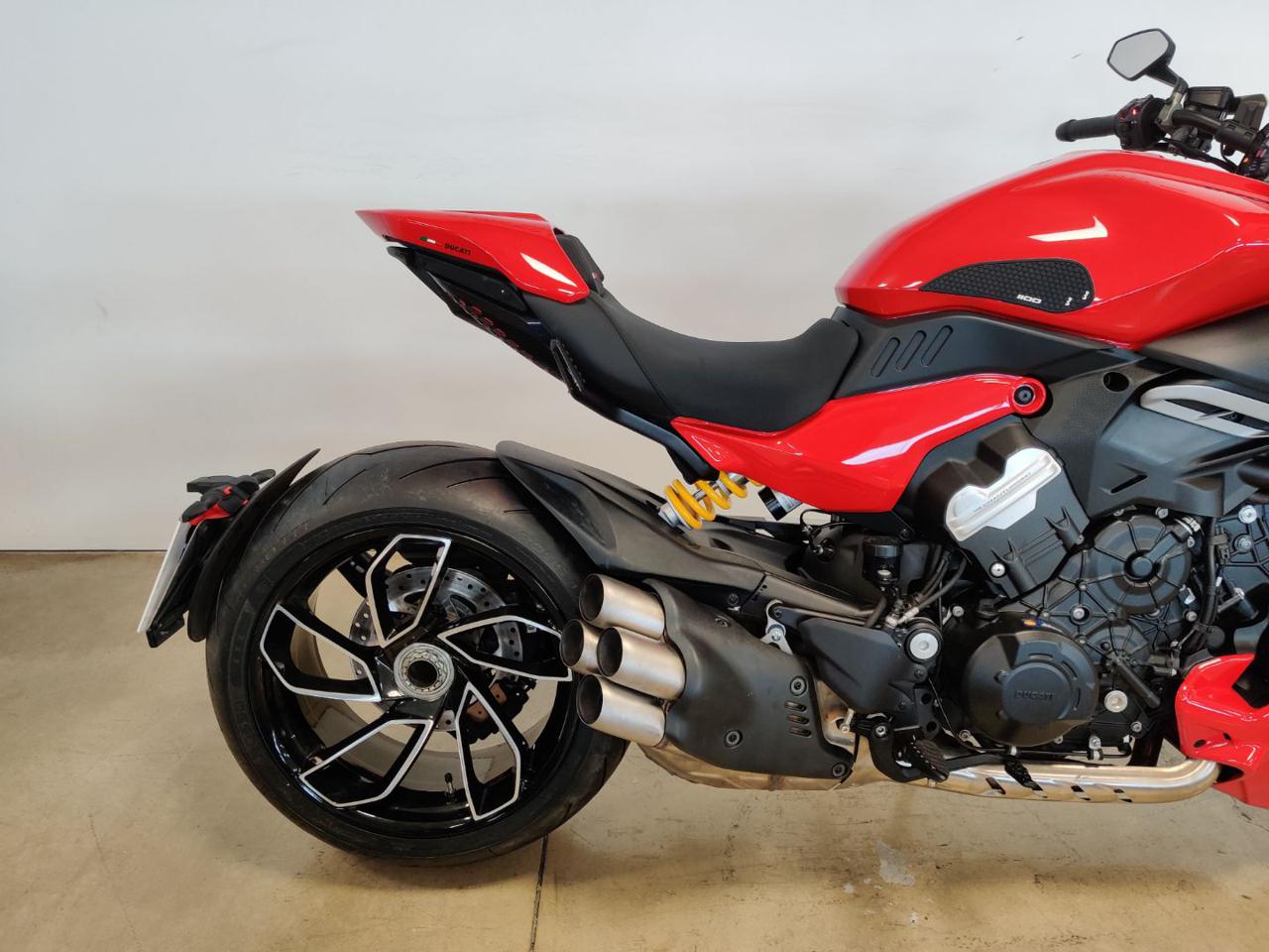 DUCATI Diavel V4 RED - 7