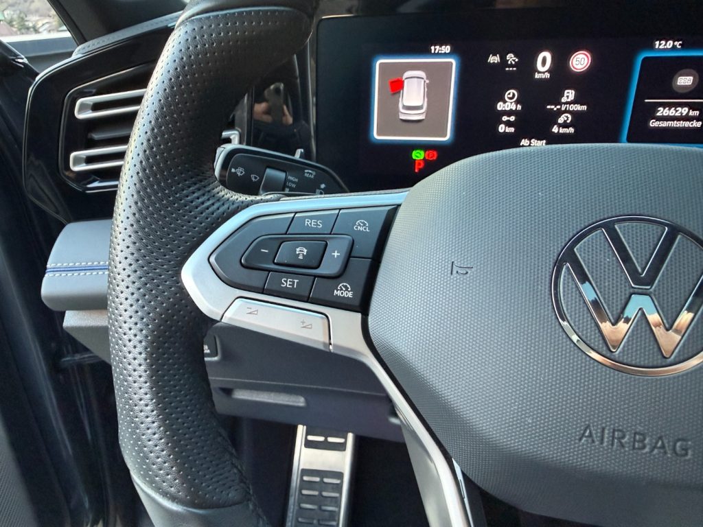 VOLKSWAGEN Tiguan 2.0 TDI DSG 4MOTION R-Line GANCIO Matrix DCC Pano - 12