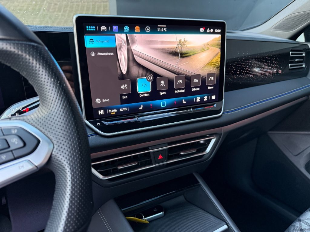 VOLKSWAGEN Tiguan 2.0 TDI DSG 4MOTION R-Line GANCIO Matrix DCC Pano - 16