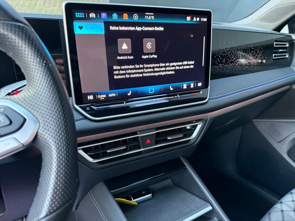 VOLKSWAGEN Tiguan 2.0 TDI DSG 4MOTION R-Line GANCIO Matrix DCC Pano - 17