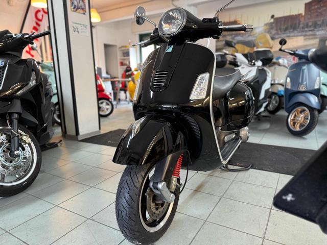 PIAGGIO Vespa GTS 300 Super Nero pastello