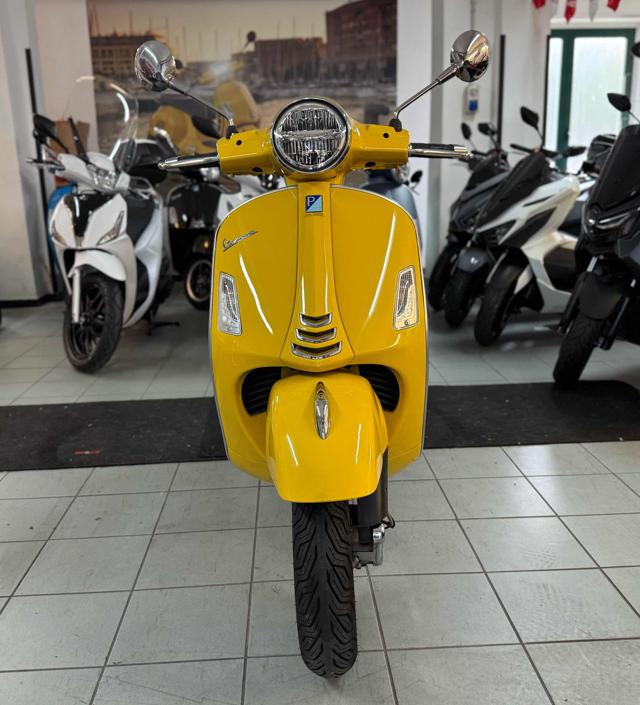 PIAGGIO Vespa GTS 300 Super Giallo pastello