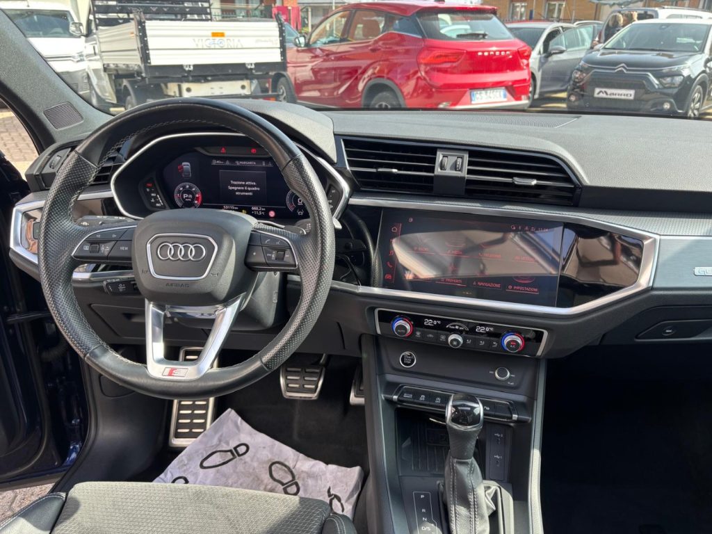 AUDI Q3 SPB 40TDI Quattro Black line TETTO PANORAMA APRI - 13