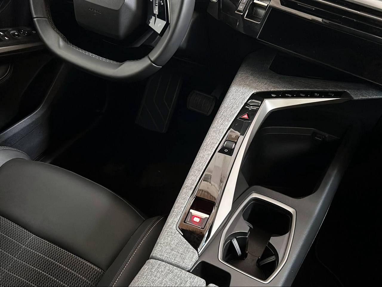 PEUGEOT 5008 Hybrid 145 e-DCS6 Allure - 23