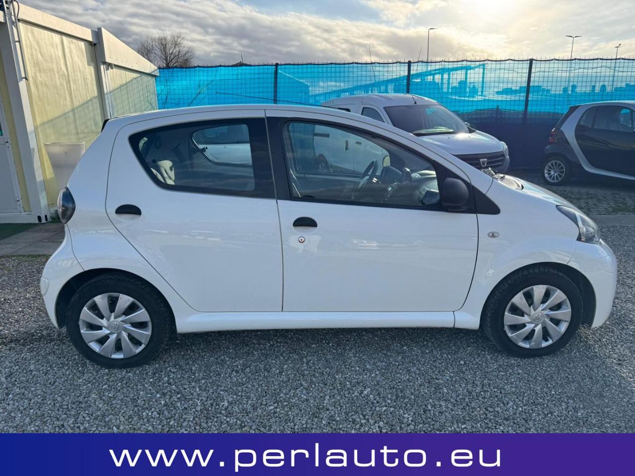 TOYOTA Aygo 1.0 12V VVT-i 5 porte Cool Soda Connect - 4