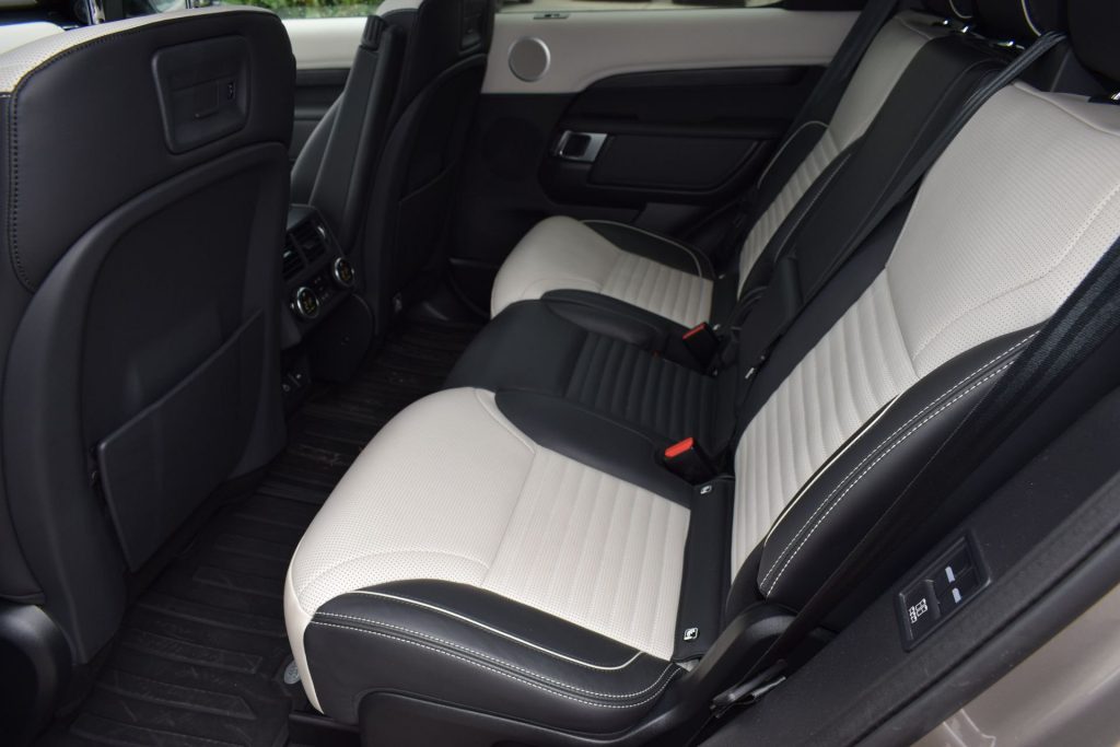 LAND ROVER Discovery 3.0 D I6 249PS R-Dynamic SE AWD auto. - 19