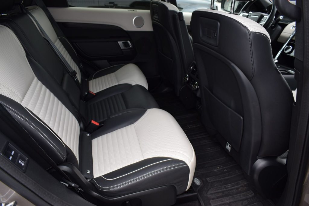 LAND ROVER Discovery 3.0 D I6 249PS R-Dynamic SE AWD auto. - 21