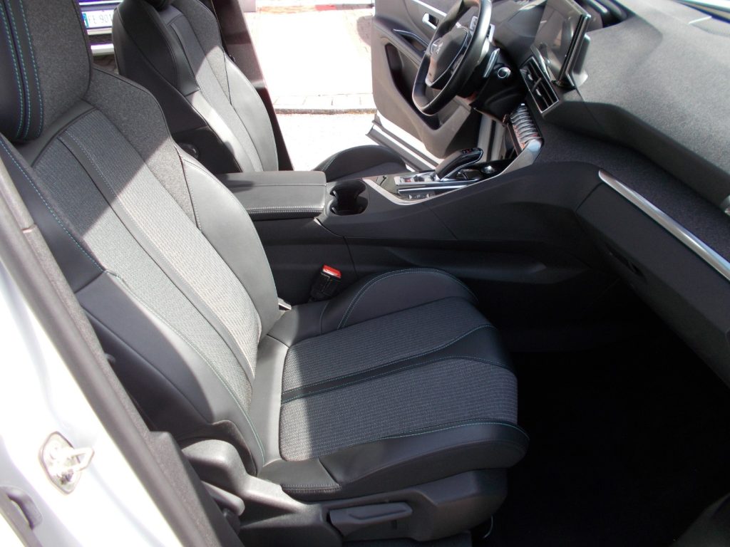 PEUGEOT 3008 Hybrid 225 e-EAT8 Allure Pack - 10