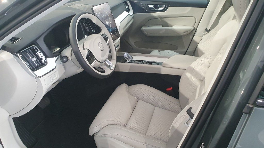 VOLVO XC60 T6 Plug-in hybrid AWD automatico Plus Dark - Foto 4