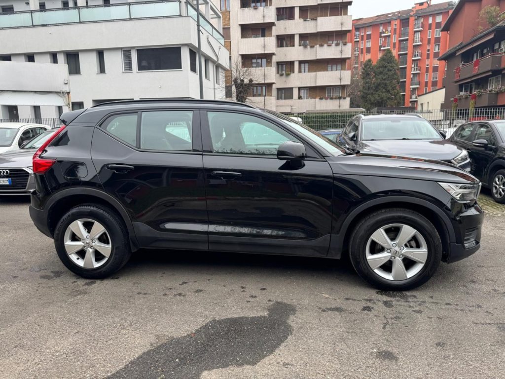 VOLVO XC40 T2 130CV MOMENTUM CORE - 4