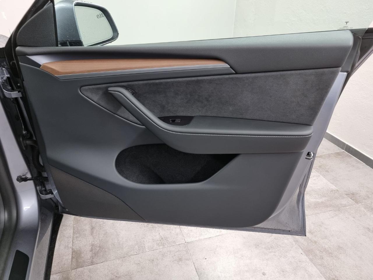 TESLA Model Y AWD Performance - 20