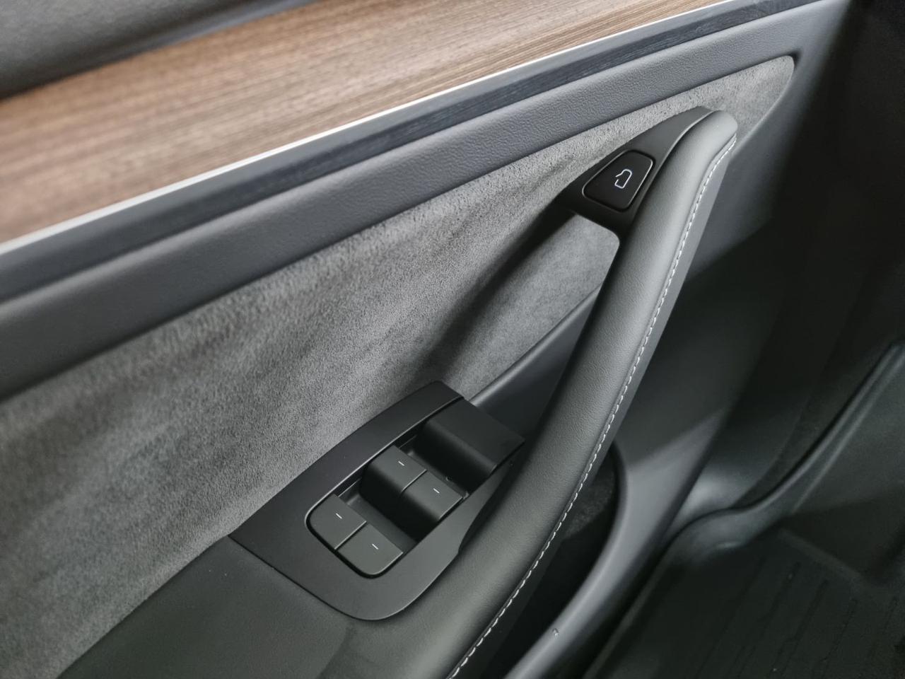 TESLA Model Y AWD Performance - 28