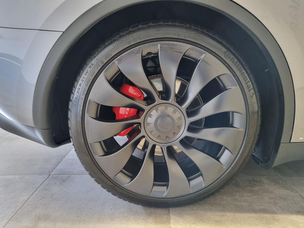 TESLA Model Y AWD Performance - 15