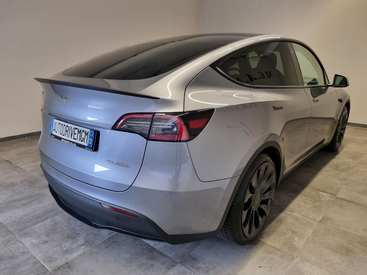 TESLA Model Y AWD Performance - 32