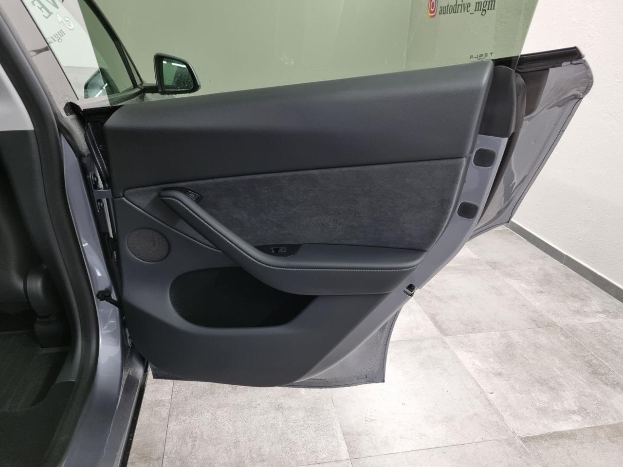 TESLA Model Y AWD Performance - 18