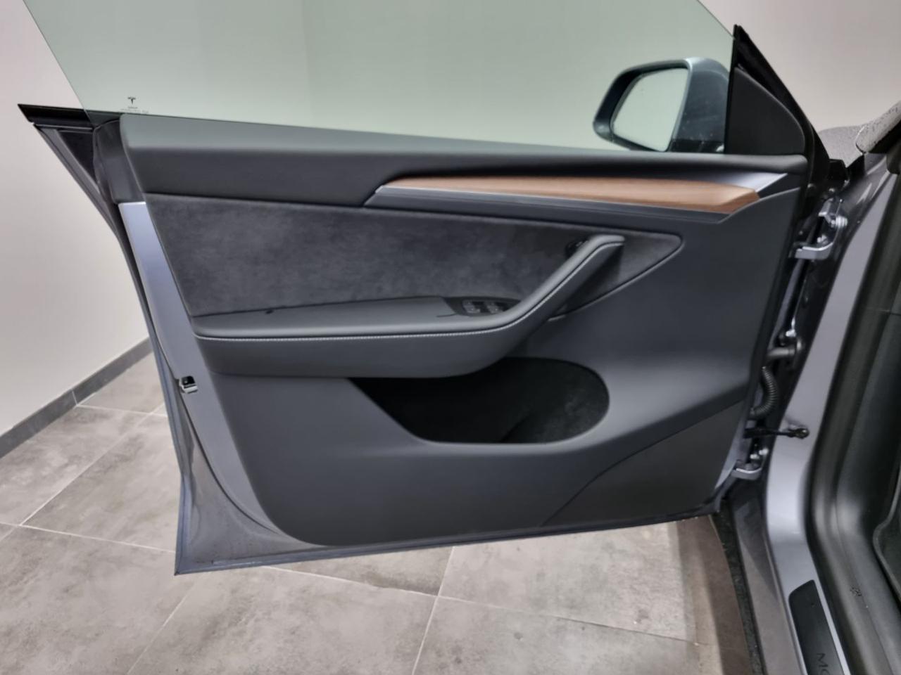 TESLA Model Y AWD Performance - 16