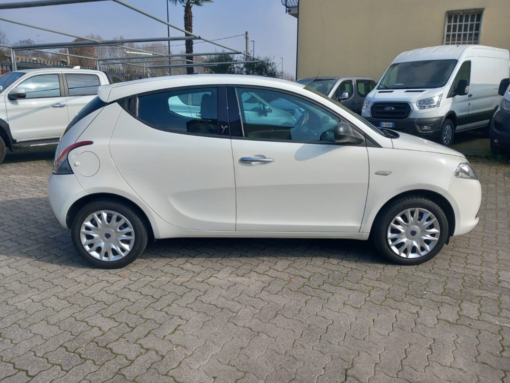LANCIA Ypsilon 1.2 69 CV 5 porte Silver - 3