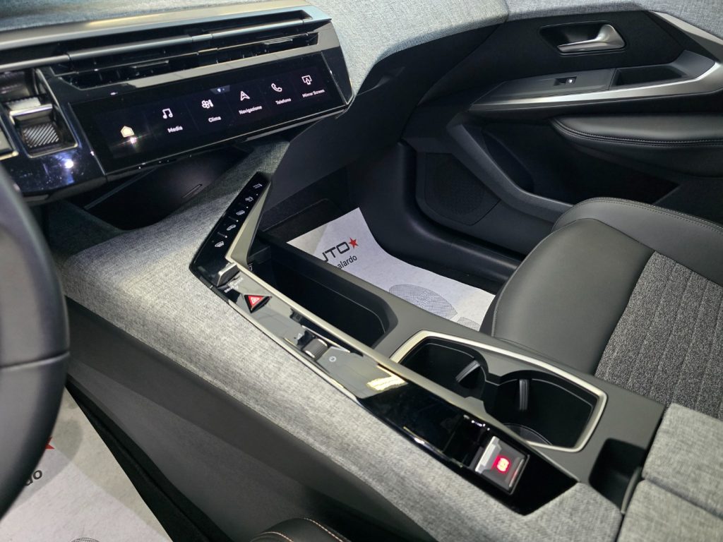 PEUGEOT 3008 Hybrid 145CV e-DCS6 Allure - 18