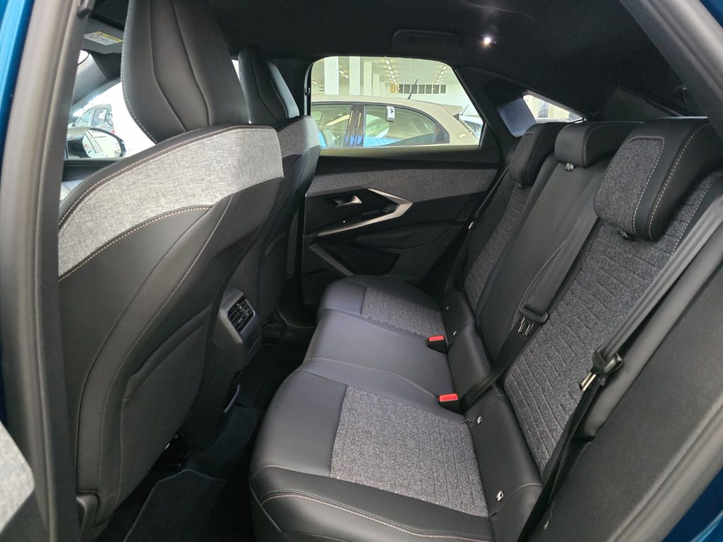 PEUGEOT 3008 Hybrid 145CV e-DCS6 Allure - 23