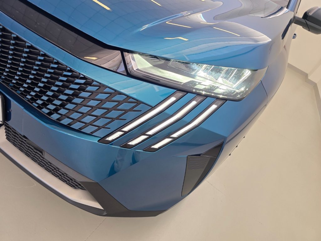 PEUGEOT 3008 Hybrid 145CV e-DCS6 Allure - 26