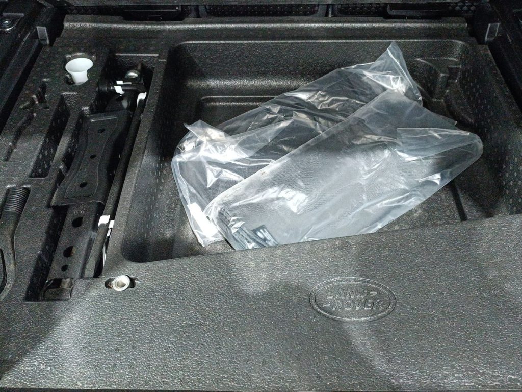 LAND ROVER Defender 110 3.0D I6 250 CV AWD Auto SE - 13