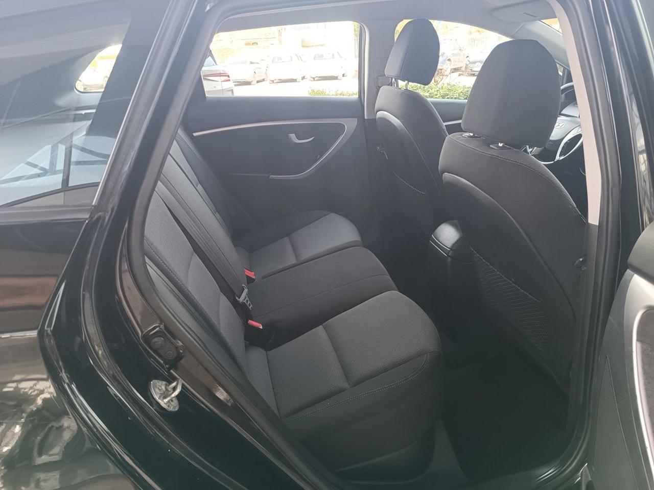 HYUNDAI i30 Wagon 1.6 CRDi Comfort - 23