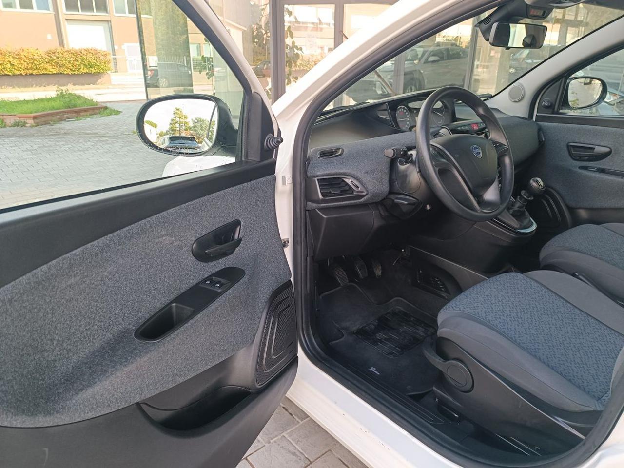 LANCIA Ypsilon 1.0 FireFly 5 porte S&S Hybrid Ecochic Silver - 4