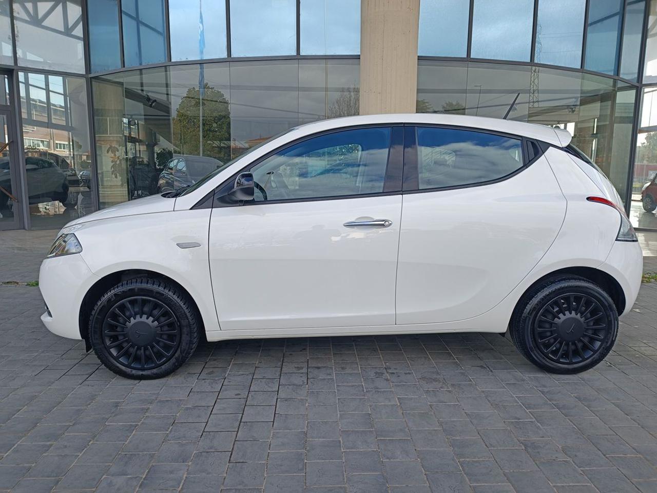 LANCIA Ypsilon 1.0 FireFly 5 porte S&S Hybrid Ecochic Silver - 24