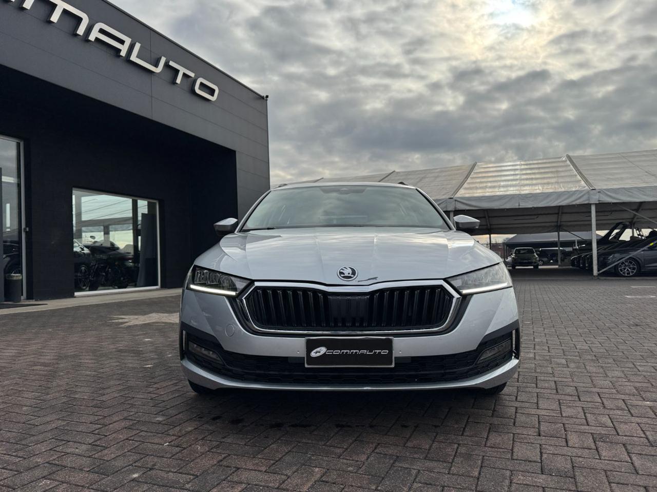 SKODA Octavia 2.0 TDI EVO SCR DSG Wagon Executive - 2