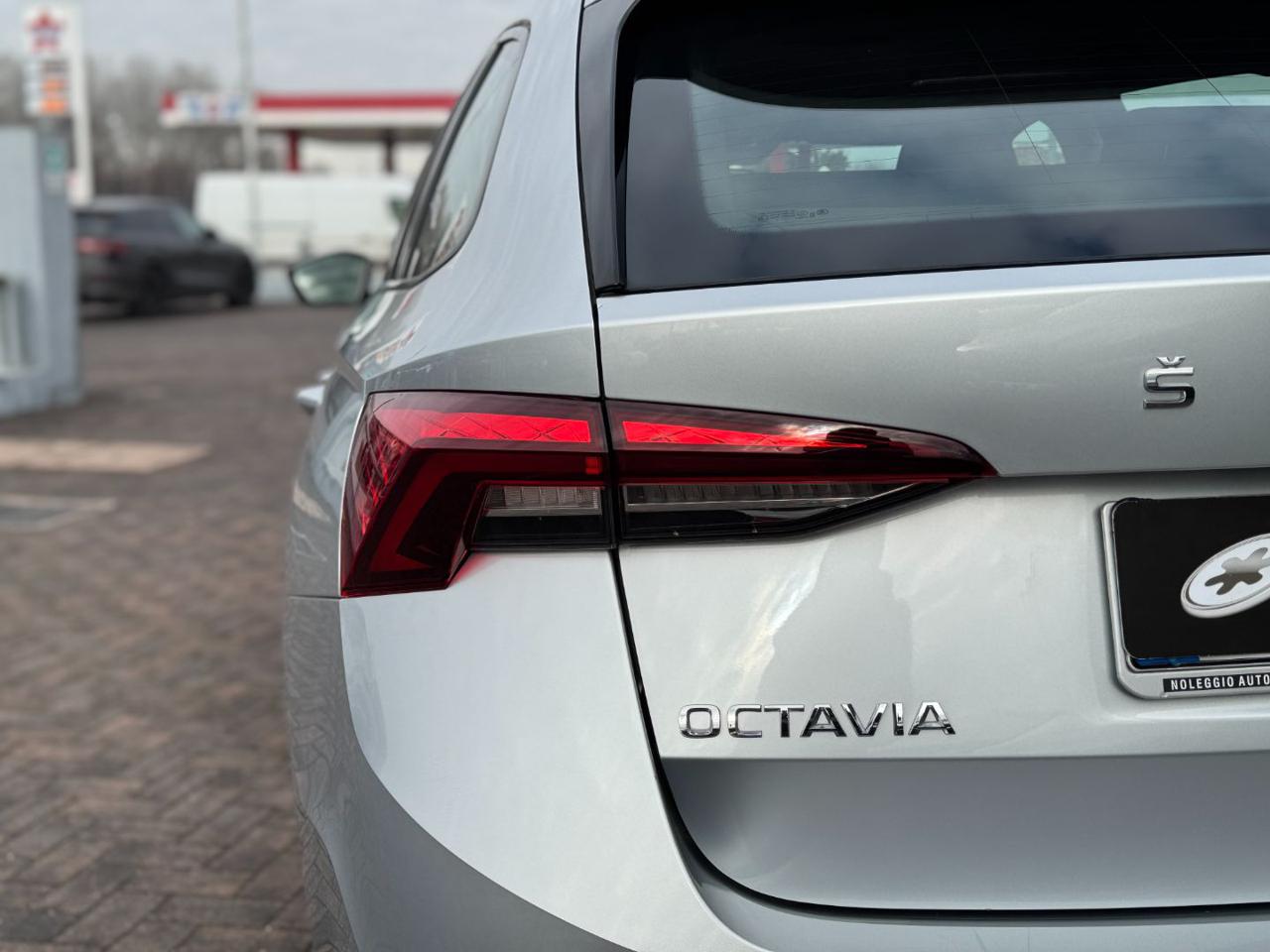 SKODA Octavia 2.0 TDI EVO SCR DSG Wagon Executive - 9