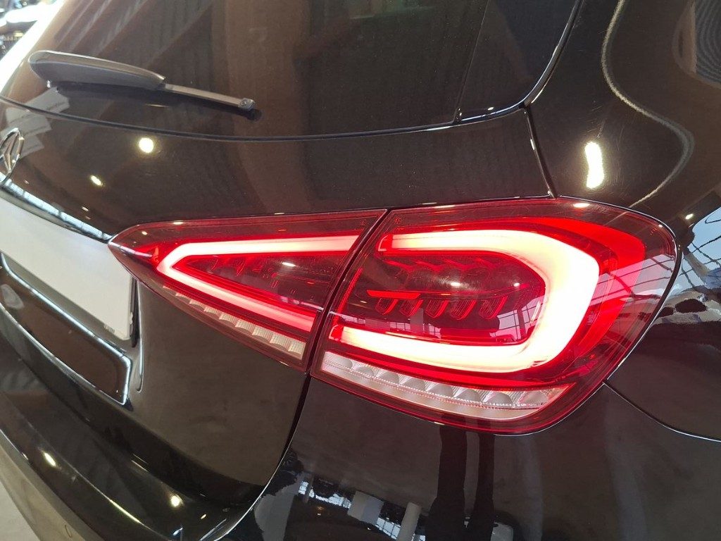 MERCEDES-BENZ A 180 d Premium Aut - 7