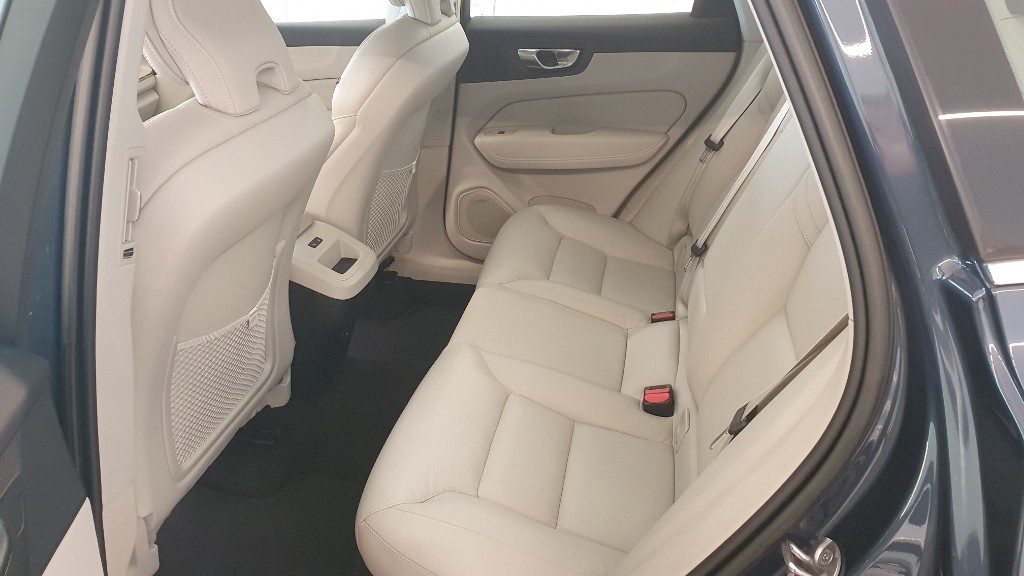 VOLVO XC60 B4 (d) AWD automatico Plus Bright - Grid Foto 7