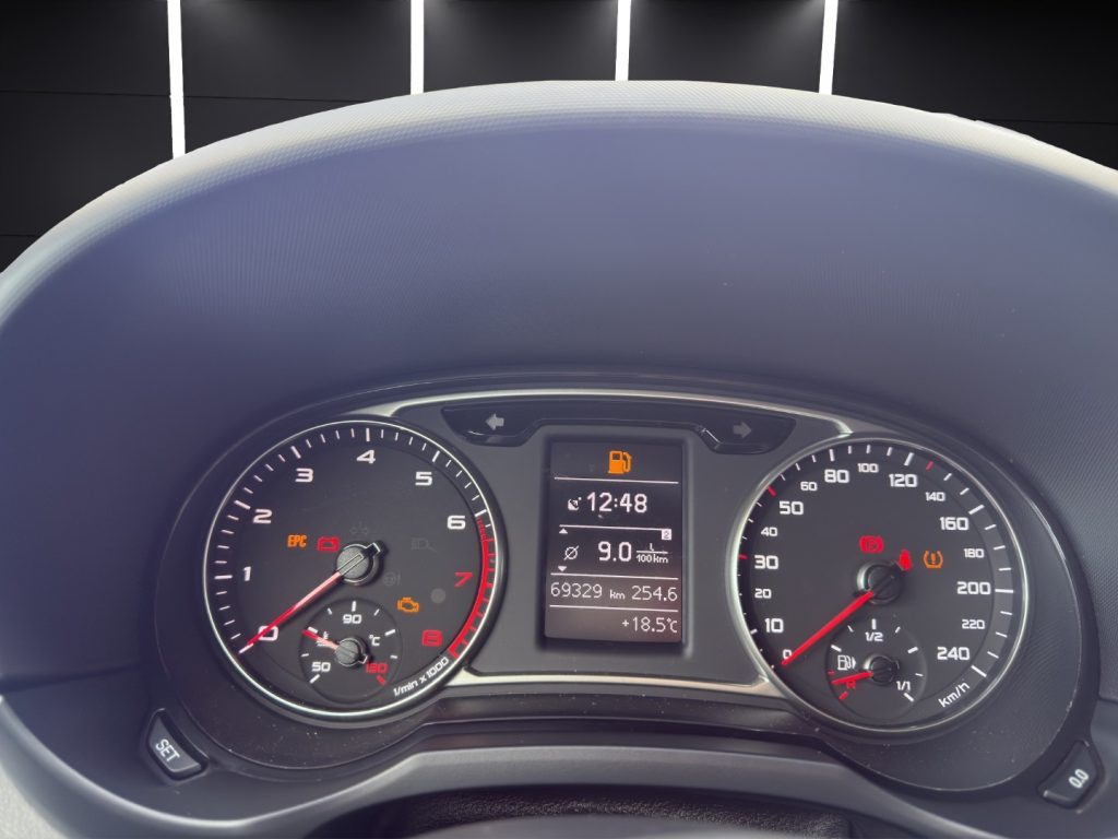 AUDI A1 1.0 82 CV TFSI Admired - 11