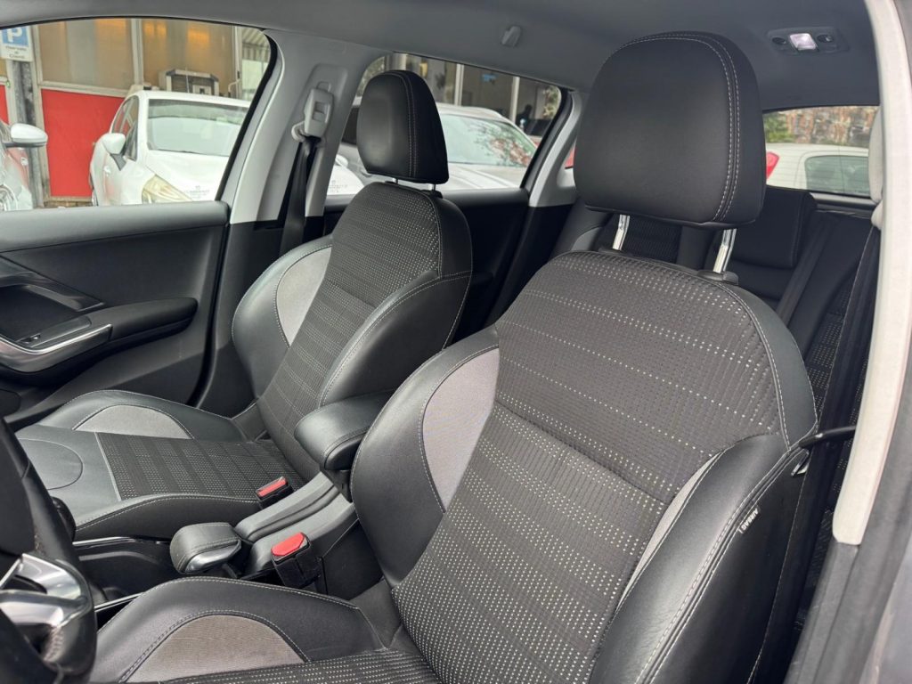 PEUGEOT 2008 1° serie PureTech 82 Allure - 11