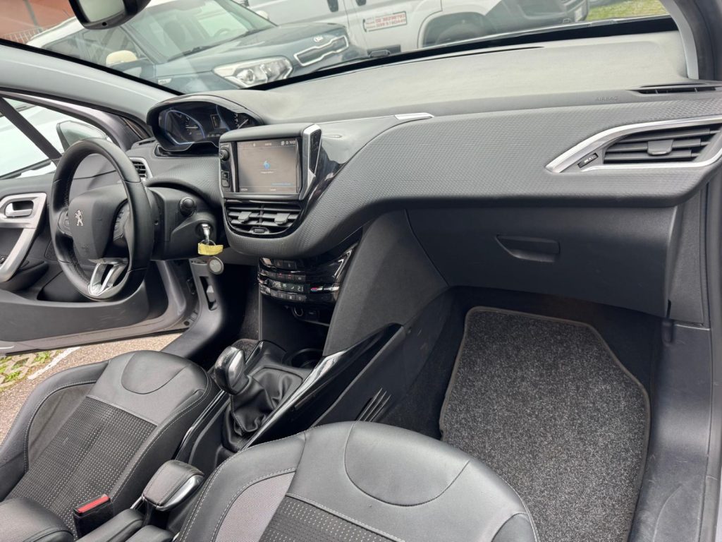 PEUGEOT 2008 1° serie PureTech 82 Allure - 16