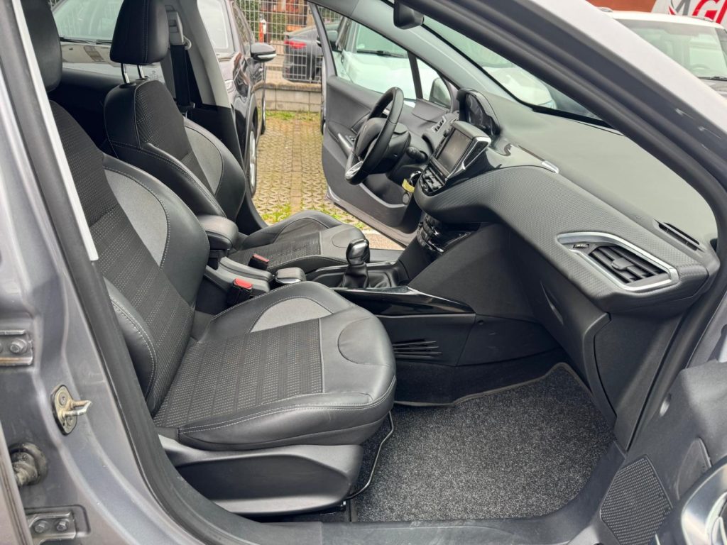 PEUGEOT 2008 1° serie PureTech 82 Allure - 17