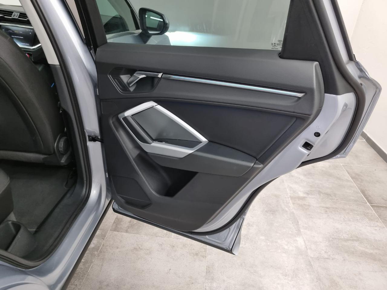 AUDI Q3 35 TFSI Business Advanced - 17