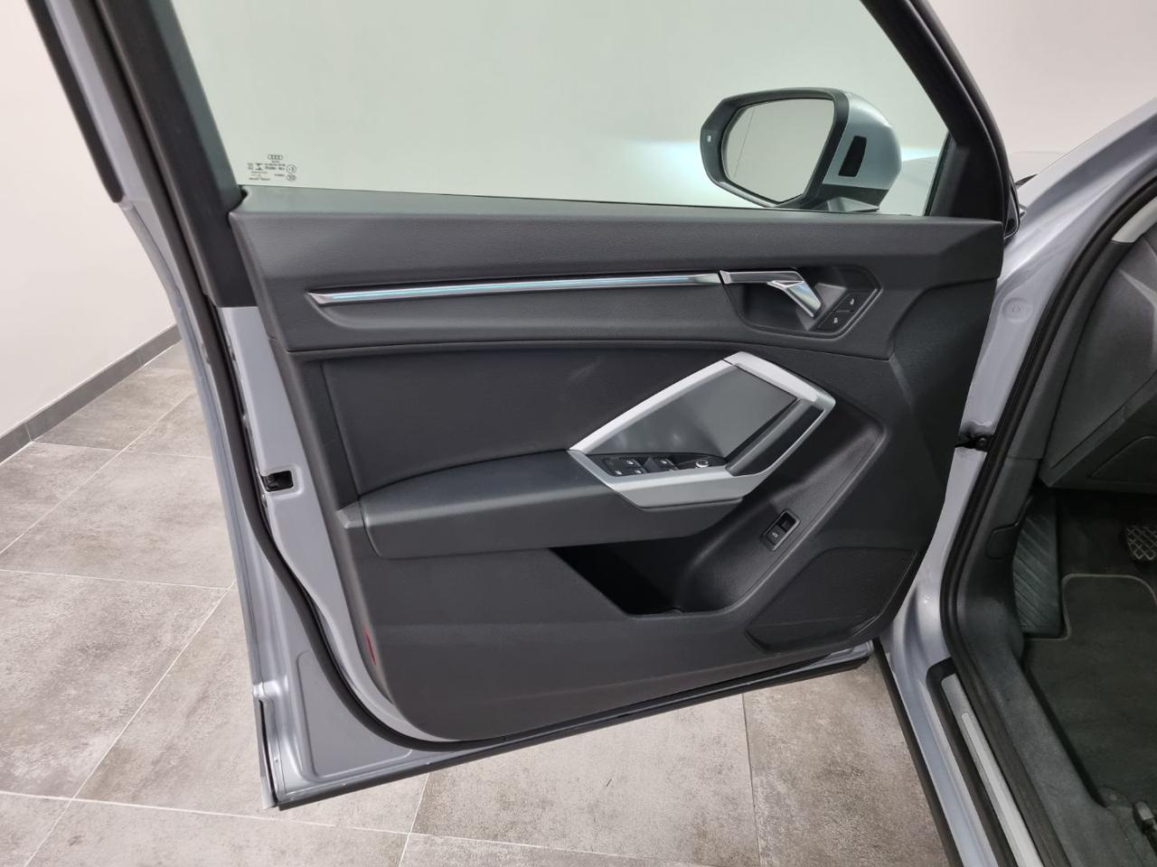 AUDI Q3 35 TFSI Business Advanced - 21