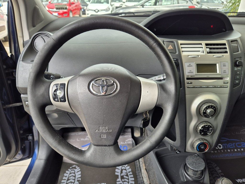TOYOTA Yaris 1.3 5 porte - 11