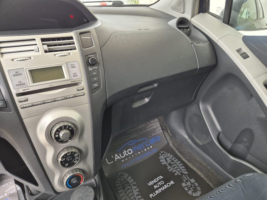 TOYOTA Yaris 1.3 5 porte - 12