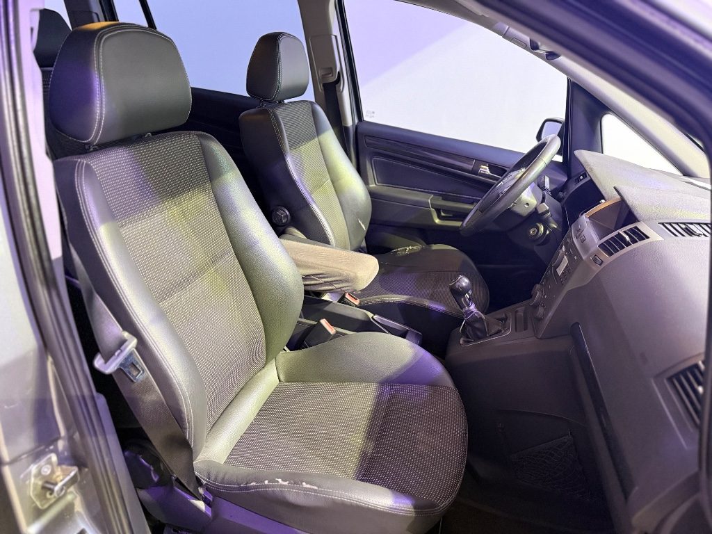 OPEL Zafira 1.8 16V VVT Cosmo - 9